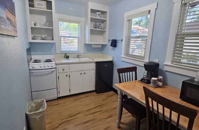 Cabin with 1 Bedroom and Kitchen