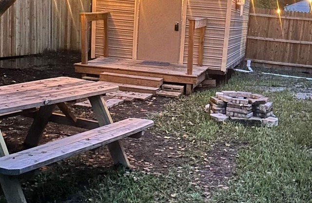 Cozy cabin in welcoming Jacksonville with AC