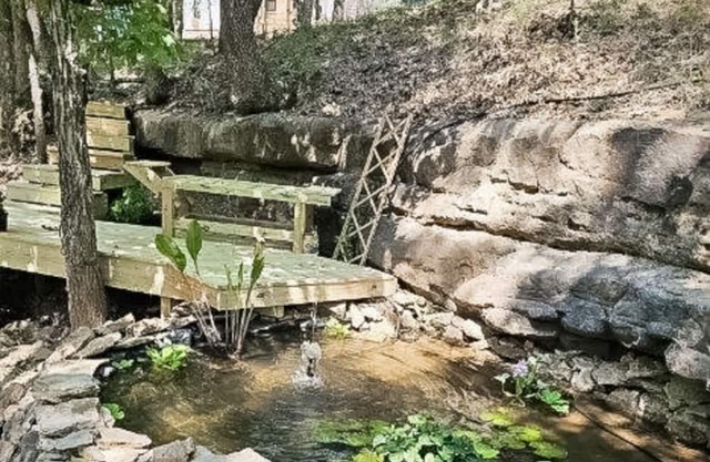 Charming Retreat with Luxurious Amenities and Unique Cave Features