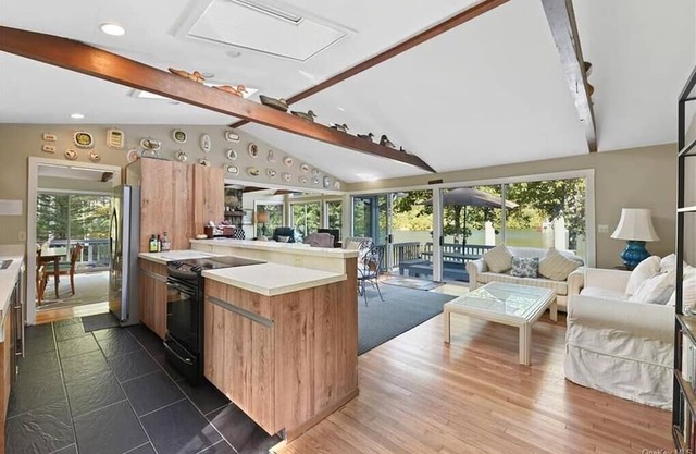 Charming 2.5 bedroom house with AC private beach front property on Lake Waccabuc