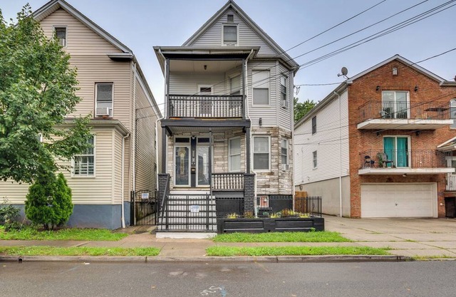 Cozy Apartment: 1 Mi to Elizabeth Transit Station!