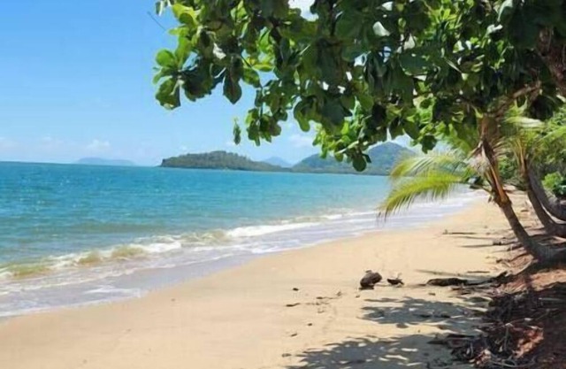 Tropical Beachfront Family House at Cairns Beaches