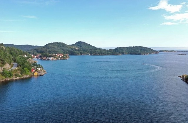 Holiday home Loneperle, new from summer 2023 ! in Lonestrand near Lindesnes-Furuholmen, southern Norway, sunny, spacious property with its own lake 'Lonetjønna' at the house, chic fully restored cottage for 6 people, tastefully furnished, 3 bedro.