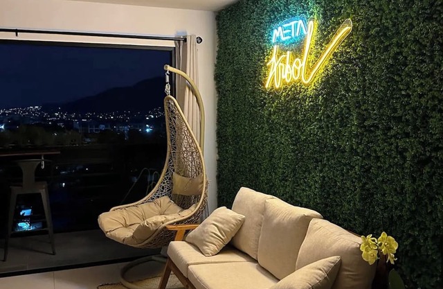 Spectacular city night views. Modern, spacious & includes Meta Quest2 VR headset
