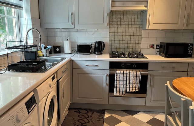 Exclusive 3 Bed House, free parking, Wi-Fi 5 mins from Lakeside Shopping Centre