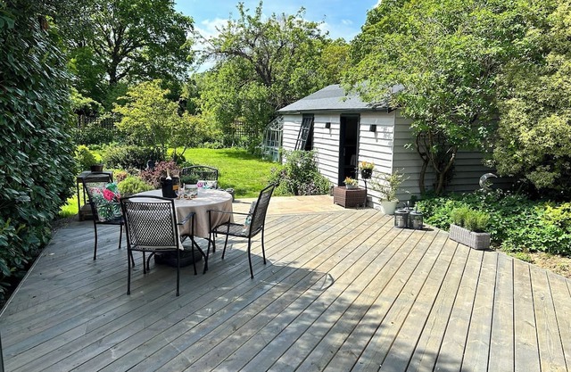 Cranleigh home w/great room & annexe. 4 bedrooms, sleeps 7+