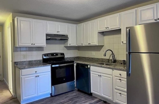 Travel Nurses or Corporates. Close to I90, Shopping, Restaurant & Train station.