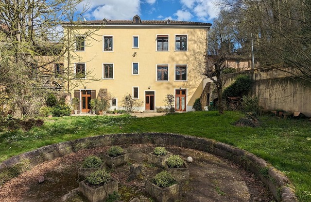 Appartement Familial à Fontaines Saint-martin, le Calme à Proximité de la Ville