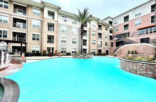 TX Med Center Stylish Cozy /pool/Gym/assigned parking/self check-in
