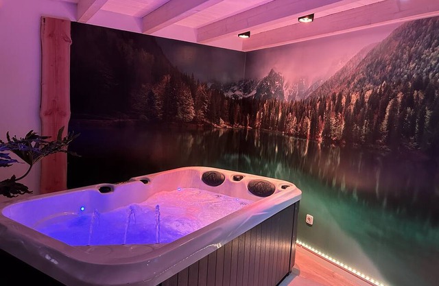 Luxuriöse Wellness Suite mit Whirlpool und Sauna