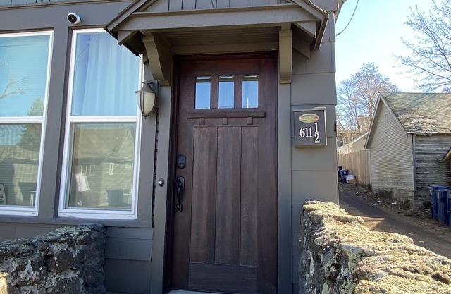 Cozy, elegant, and Victorian modern apartment. Downtown less than 5 minutes.
