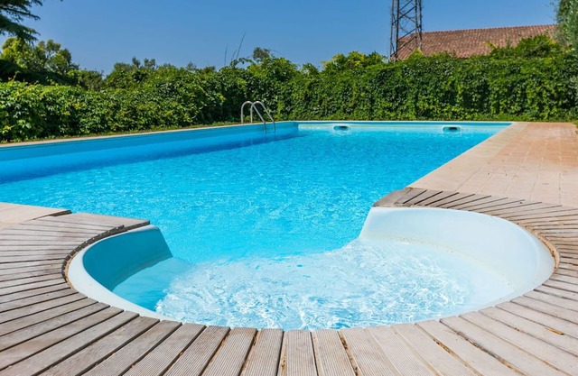 Cosy apartment for 6 people with WIFI, pool, A/C, TV, patio, pets allowed and parking