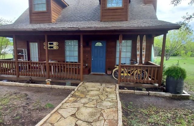 Quiet Lake Travis retreat w/ pools, tennis, pickleball, lake access, shaded yard
