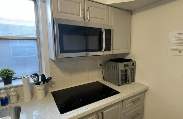 Private bedroom 4A w/private bathroom/work desk/WI-FI