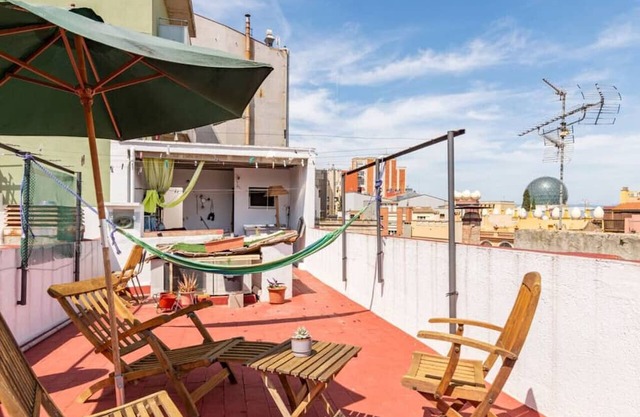 Charming Vintage 2BR Catalan Duplex Figueres City