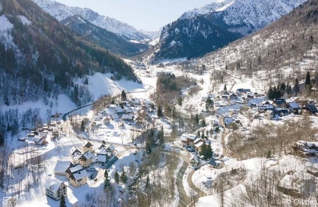 Serene Mountain Escape: Modern Apartments near Ski Lifts & National Parks