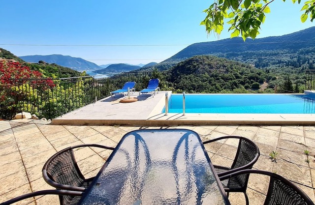 Villa Victoria Lefkada - 3 Bedroom Villa w private Pool