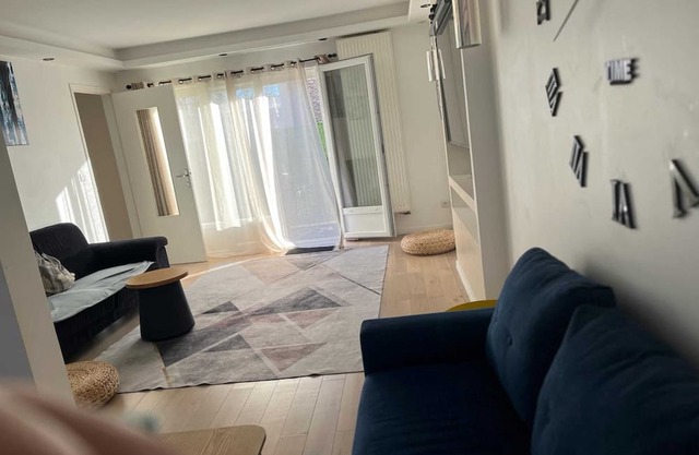 Homerez - Nice house for 7 ppl. with garden and terrace at Villepreux