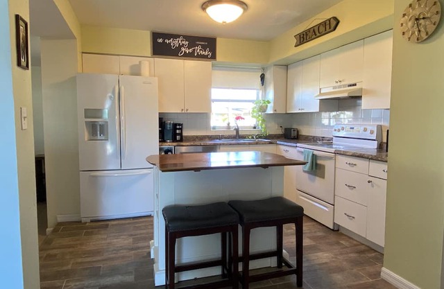 Bay Getaway-Hot Tub, Pool, Bikes by Parks & Trails, Pet-friendly