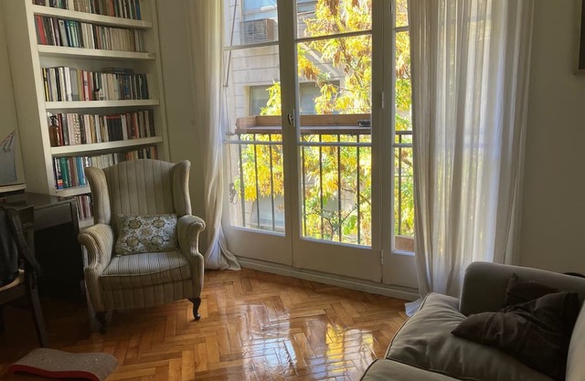 Cómodo Apartamento 4 Ambientes, Ubicado Cerca del Centro, Ideal Para Bibliófilos