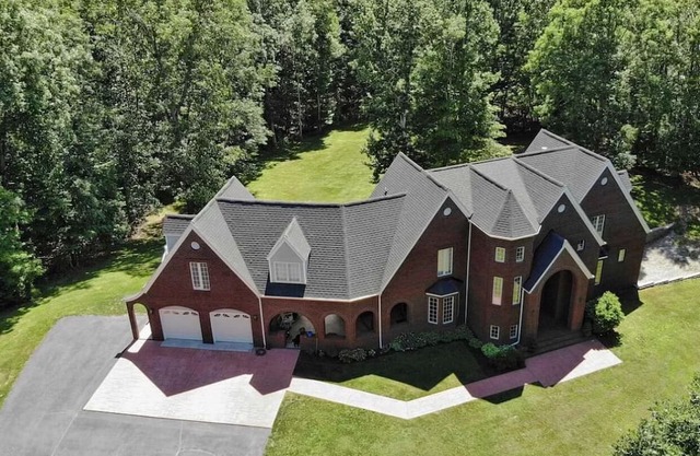 This house is a 4 bedroom(s), 4.5 bathrooms, located in Blacksburg, VA.