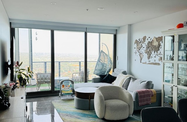 East facing Sunkissed Harbour Bridge facing homely apartment on 34th floor.