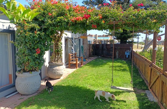 Quaint Pet-Friendly Family Retreat: Just Steps Away from the Stunning Ocean