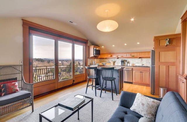 Southwest Portland Apartment ~ 3 Mi to Downtown!