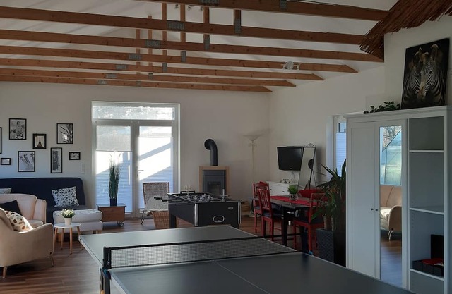 Helle Freundliche Ferienwohnung mit Tischtennisplatte, Kicker und Kleinem Garten