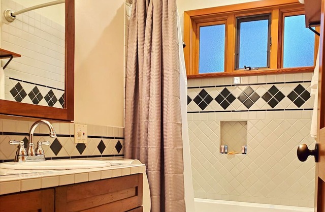 Lakefront Retreat! Luxury suites, hot tub, kayaks and seasonal pool.