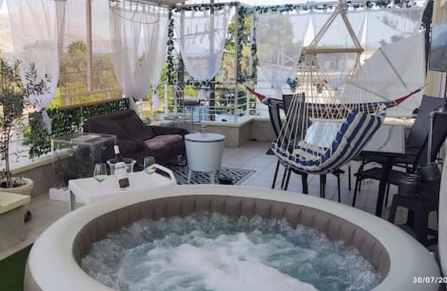 Άνετο παραθαλάσσιο διαμέρισμα με υδρομασάζ , δέκα λεπτά από τους Δελφούς !