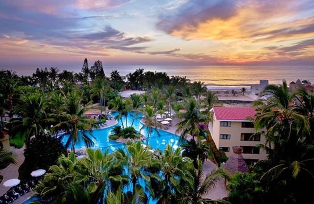 Spacious 1-Bedroom Suite With Kitchen and Balcony