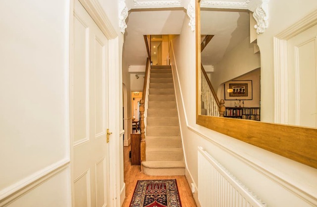 Delightful Epsom Home, London/Surrey,sleeps 7/8, Garden, Off Street Parking