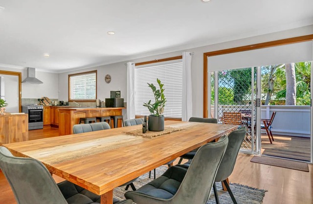 Renovated 3 bedroom house Close to the lake with room to park your boat!