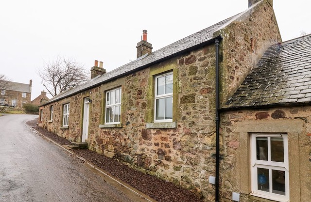 8 BARNEY MAINS COTTAGE, pet friendly, with open fire in Haddington