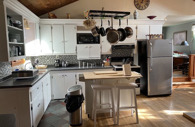 Cozy retreat in the Woods! 10 minutes to Belfast. 1 hour to Acadia. Pets OK.