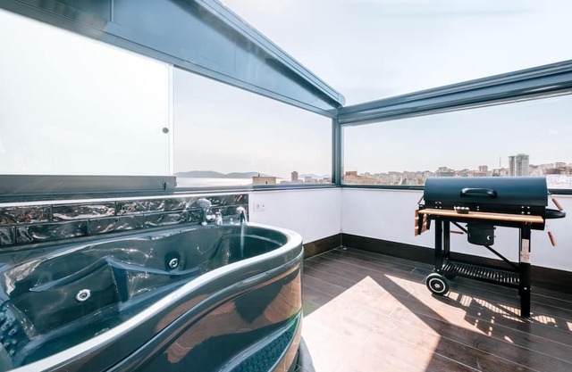 Sea View Flat w Terrace, Jacuzzi Near Kartal Coast