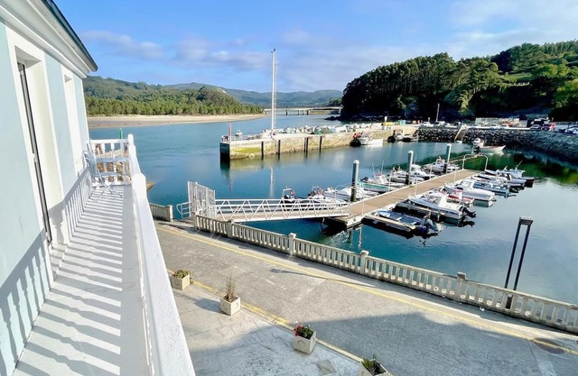 The Cliffs - Barqueiro & Blue