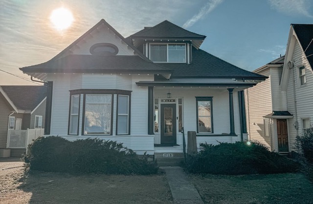 5 minute walk to downtown Bellingham and beautiful beaches.