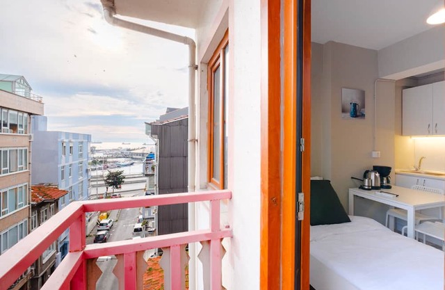 Studio with a Sea View Balcony in Bakirkoy