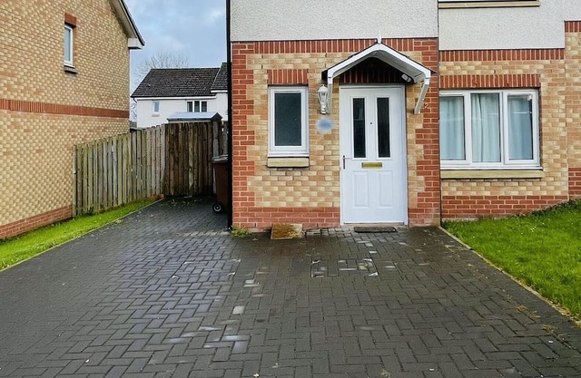 Elegant 3 Bedroom House in Glasgow, close to M8, family friendly!