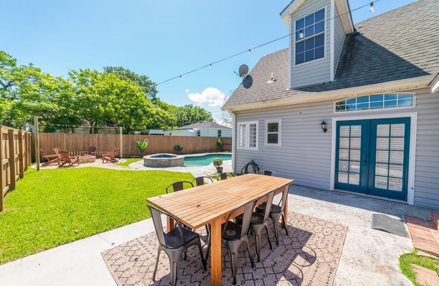 2 Story Cottage w/ heated pool and jacuzzi+bonfire