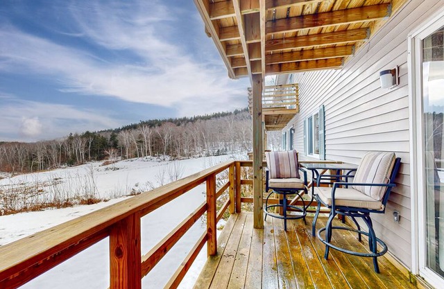 First-floor condo near lake/skiing/hiking with beach access, lake view & patio