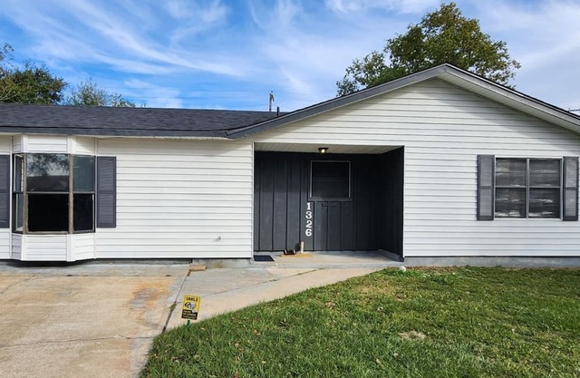 Remodeled 4-bedroom 3 full bath 3 min. Walmart, restaurants, chem. / refineries.