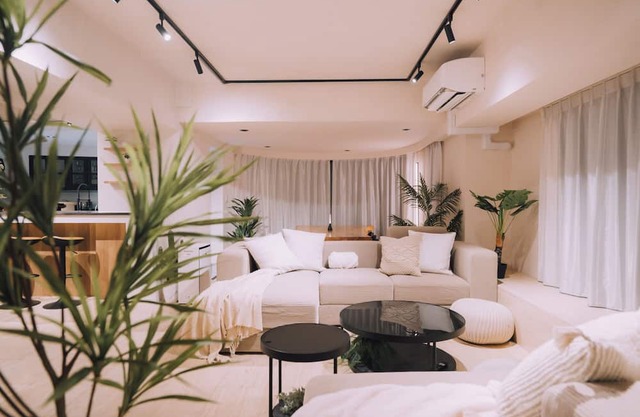 渋谷から徒歩10分の静かな通りにある、屋上付きの豪華な4階建ての家。