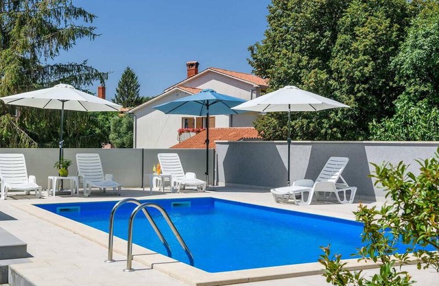 The apartment Magnolia is situated on the ground floor in a quiet village Vinež, 2 km from Labin and