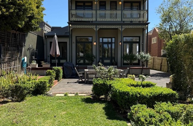 Grand Hawthorn charm & Pool