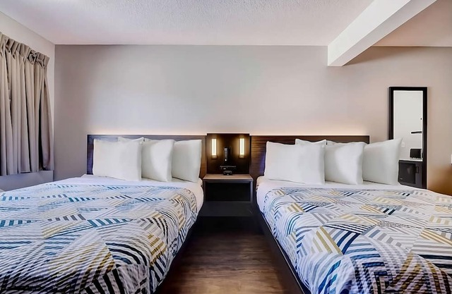 4 Convenient Units! Short Drive to White Mountain Golf Course, Free Parking