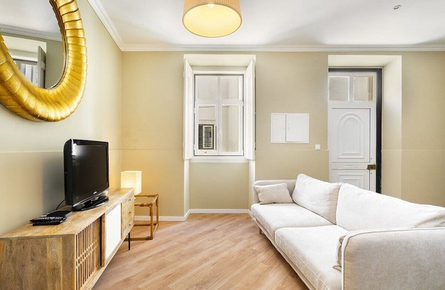 Urban Comfort: 1-BR near Airport & Train Station