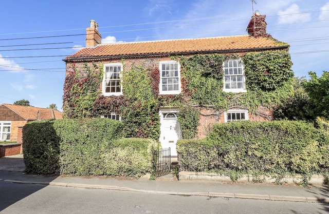 HOLME FARM, pet friendly, with a garden in Ruskington